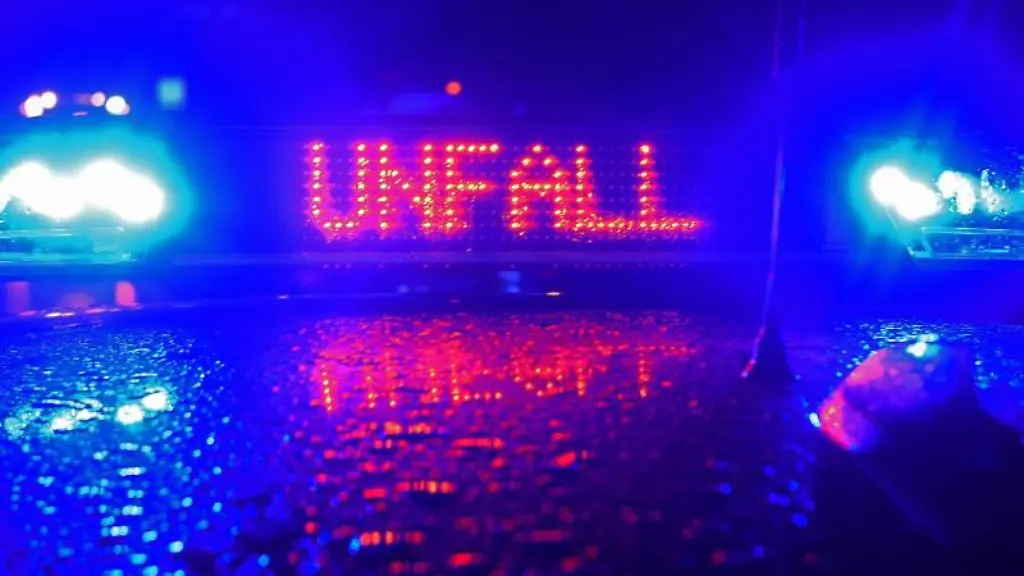 Ein-Polizei-Blaulicht-bei-der-Unfallaufnahme