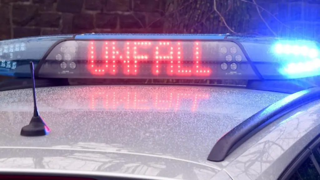 Die-Leuchtschrift-Unfall-ist-auf-dem-Dach-eines-Polizeiwagens-zu-sehen