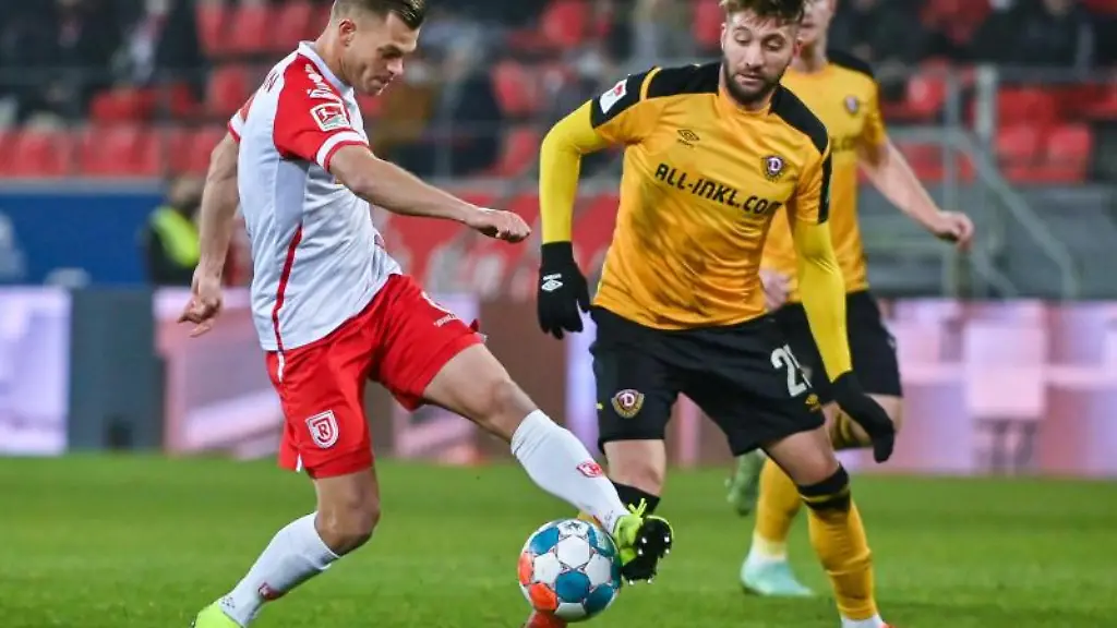 Benedikt-Saller-von-Regensburg-l-kaempft-mit-Sebastian-Mai-von-Dresden-um-den-Ball