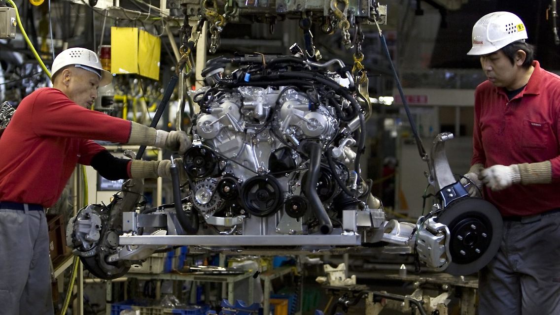 Arbeiter im Nissan Werk in Tochigi bauen an einem Motorblock (Archivbild).