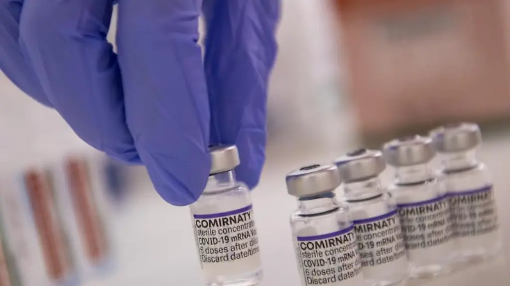 Eine-Arzthelferin-haelt-eine-Ampulle-mit-dem-Corona-Impfstoff-von-Biontech-Pfizer-in-der-Hand