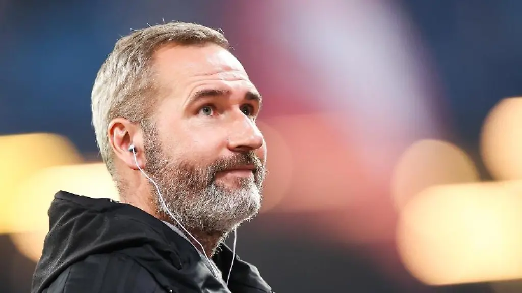 Hamburgs-Trainer-Tim-Walter-gibt-vor-dem-Spiel-ein-Interview