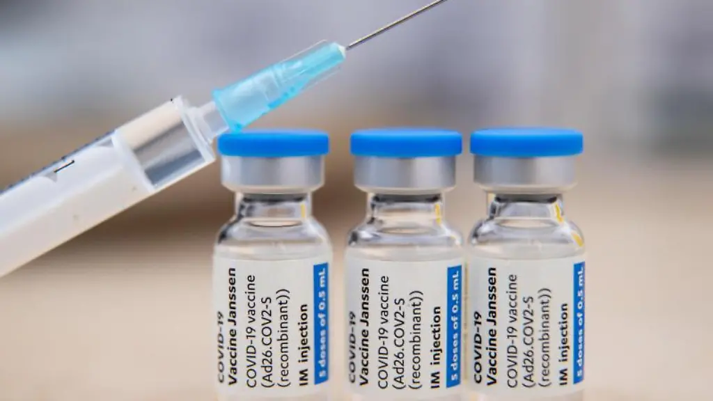 Ampullen-mit-dem-Corona-Impfstoff-von-Johnson-Johnson-stehen-auf-einem-Tisch