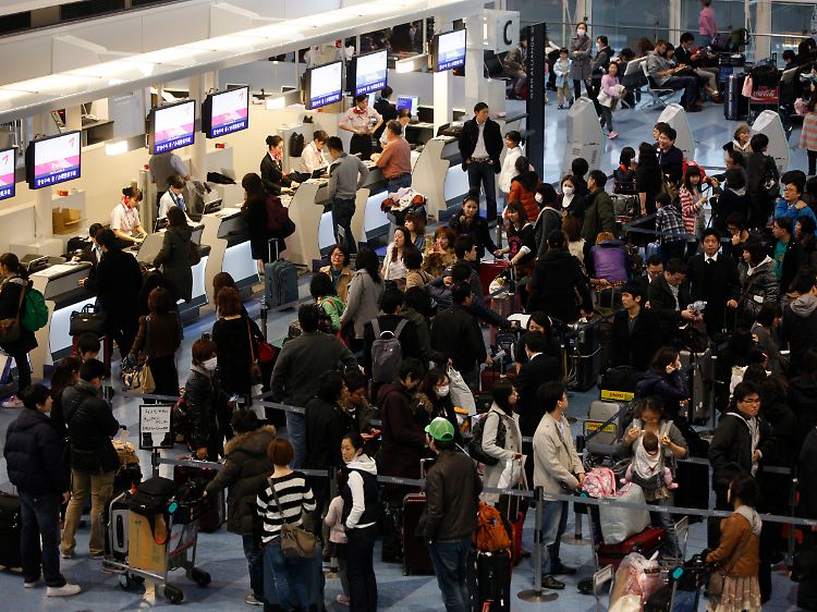 Wartende Passagiere am Tokioter Flughafen Haneda. (Bild vom 15. März)
