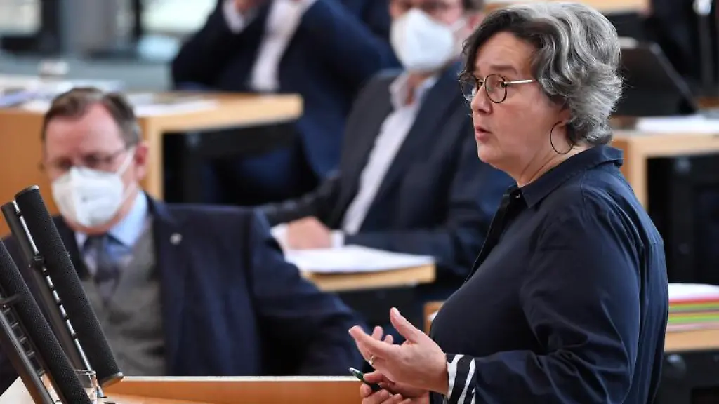 Heike-Werner-spricht-in-einer-Sondersitzung-des-Thueringer-Landtags-zur-Corona-Pandemie