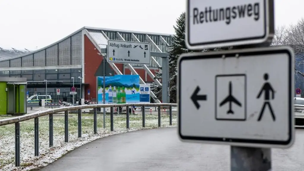 Schilder-weisen-am-Flughafen-in-Memmingen-den-Weg-zum-Terminal