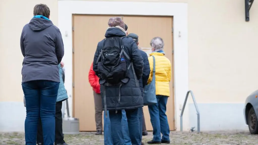 Impfwillige-warten-im-Rahmen-einer-Impfaktion-vor-einer-Markthalle