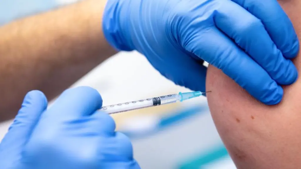 Eine-Person-wird-geimpft