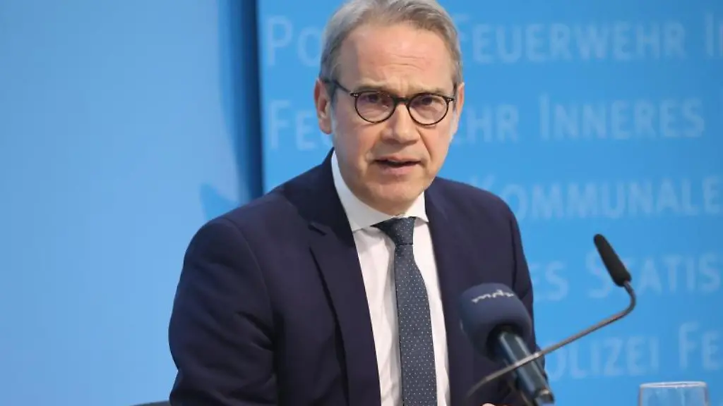 Georg-Maier-spricht-bei-einer-Konferenz