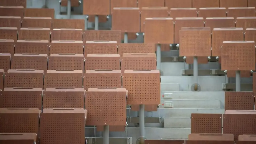 Ein-leerer-Hoersaal-an-einer-Universitaet