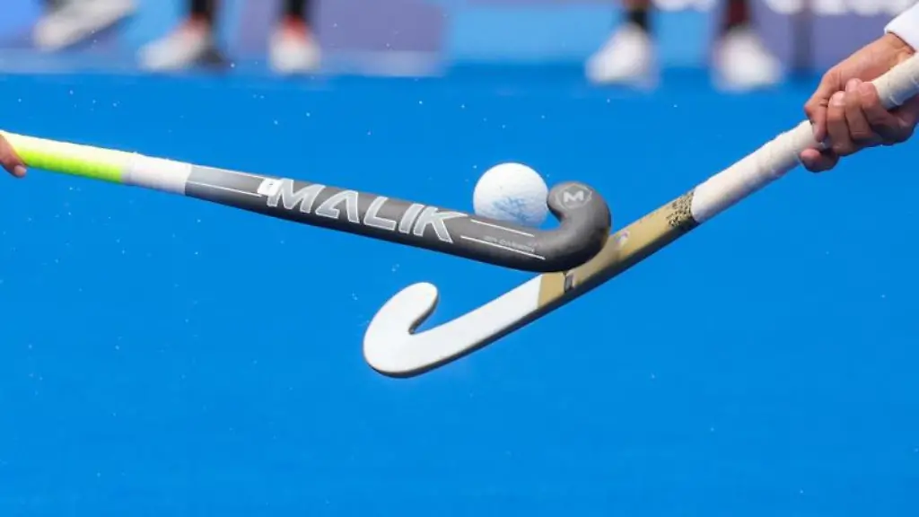 Zwei-Spieler-kaempfen-mit-ihren-Hockeyschlaegern-um-den-Ball