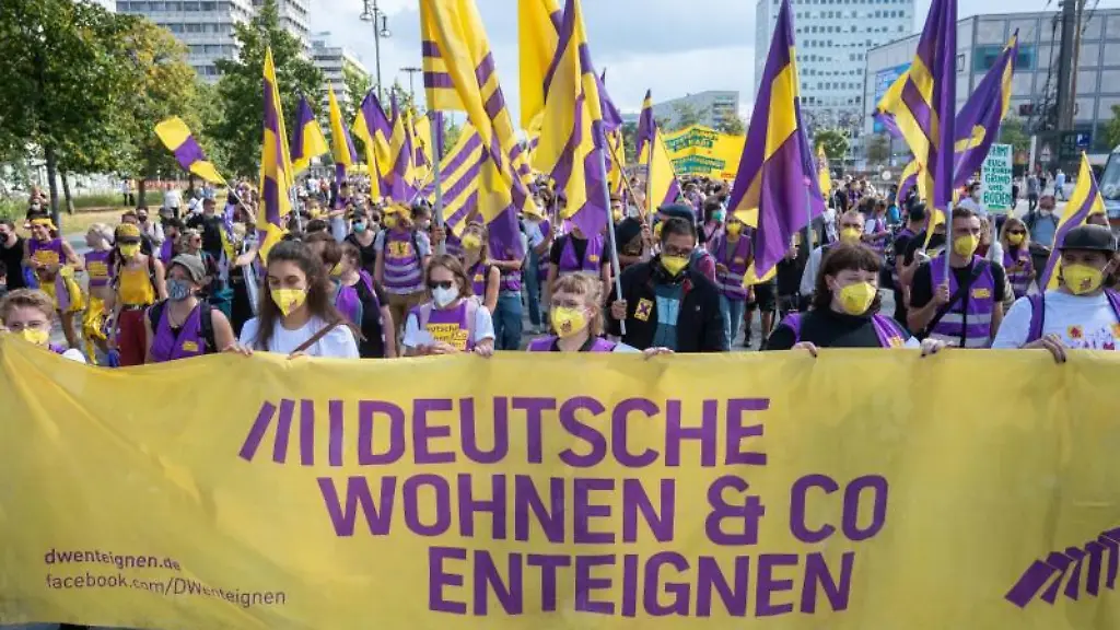 Menschen-demonstrieren-gegen-hohe-Mieten-in-Berlin