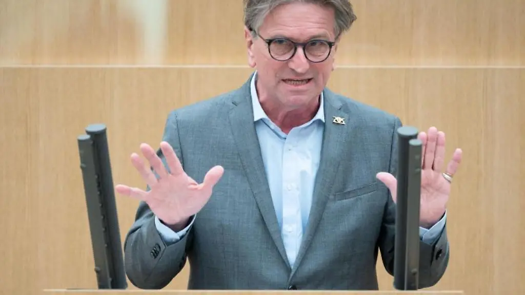 Manfred-Lucha-Buendnis-90-Die-Gruenen-Gesundheitsminister-von-Baden-Wuerttemberg-spricht