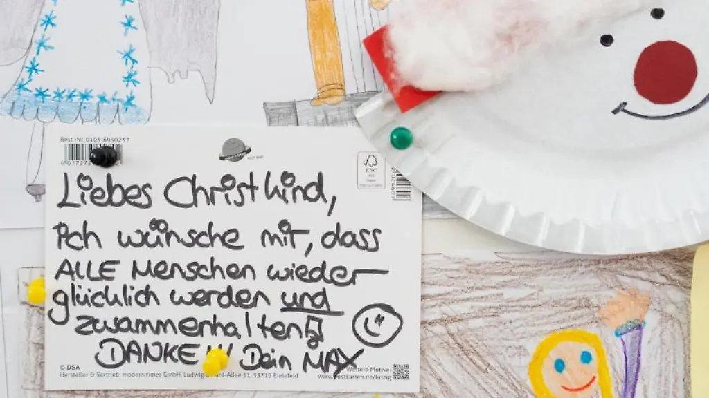 Briefe-von-Kindern-an-das-Christkind-haengen-an-einer-Tafel-im-Weihnachtspostamt-in-Himmelstadt