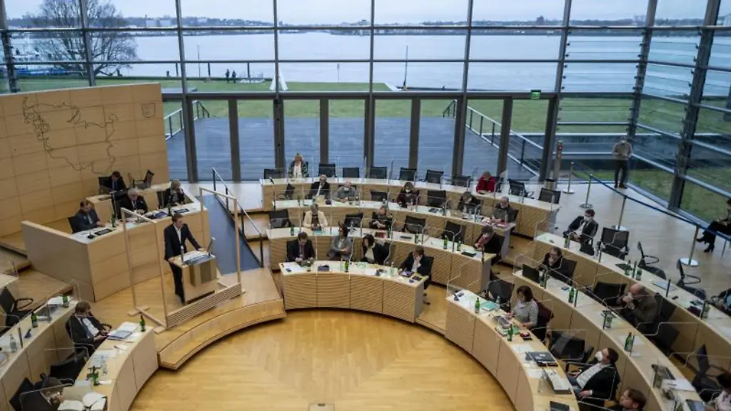 Die-Abgeordneten-des-schleswig-holsteinischen-Landtags-debattieren-im-Plenarsaal