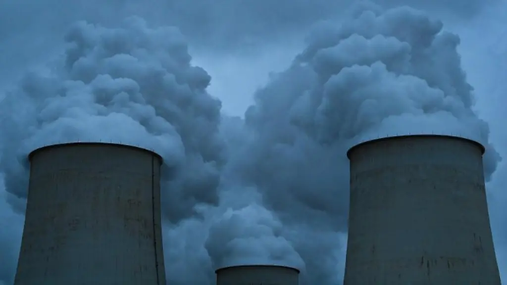 Wasserdampf-steigt-am-fruehen-Morgen-aus-den-Kuehltuermen-des-Braunkohlekraftwerks-Jaenschwalde-der-Lausitz-Energie-Bergbau-AG-LEAG