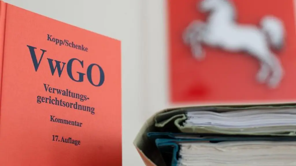 Die-Verwaltungsgerichtsordnung-steht-neben-Akten-im-Oberverwaltungsgericht-OVG-auf-einem-Tisch