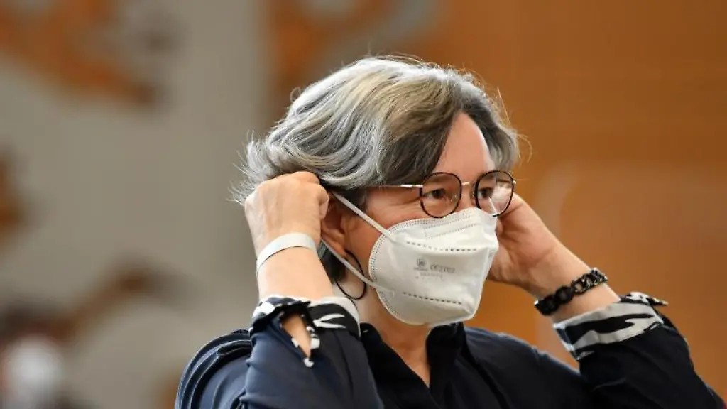 Heike-Werner-Die-Linke-Ministerin-fuer-Arbeit-Soziales-Gesundheit-Frauen-und-Familie-von-Thueringen-rueckt-ihre-Maske-in-einer-Sondersitzung-des-Thueringer-Landtags-zur-Corona-Pandemie-zurecht