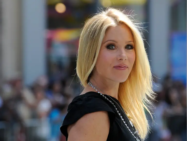 2010-07-26T120000Z-838620637-GM1E67Q0RQS01-RTRMADP-3-USA