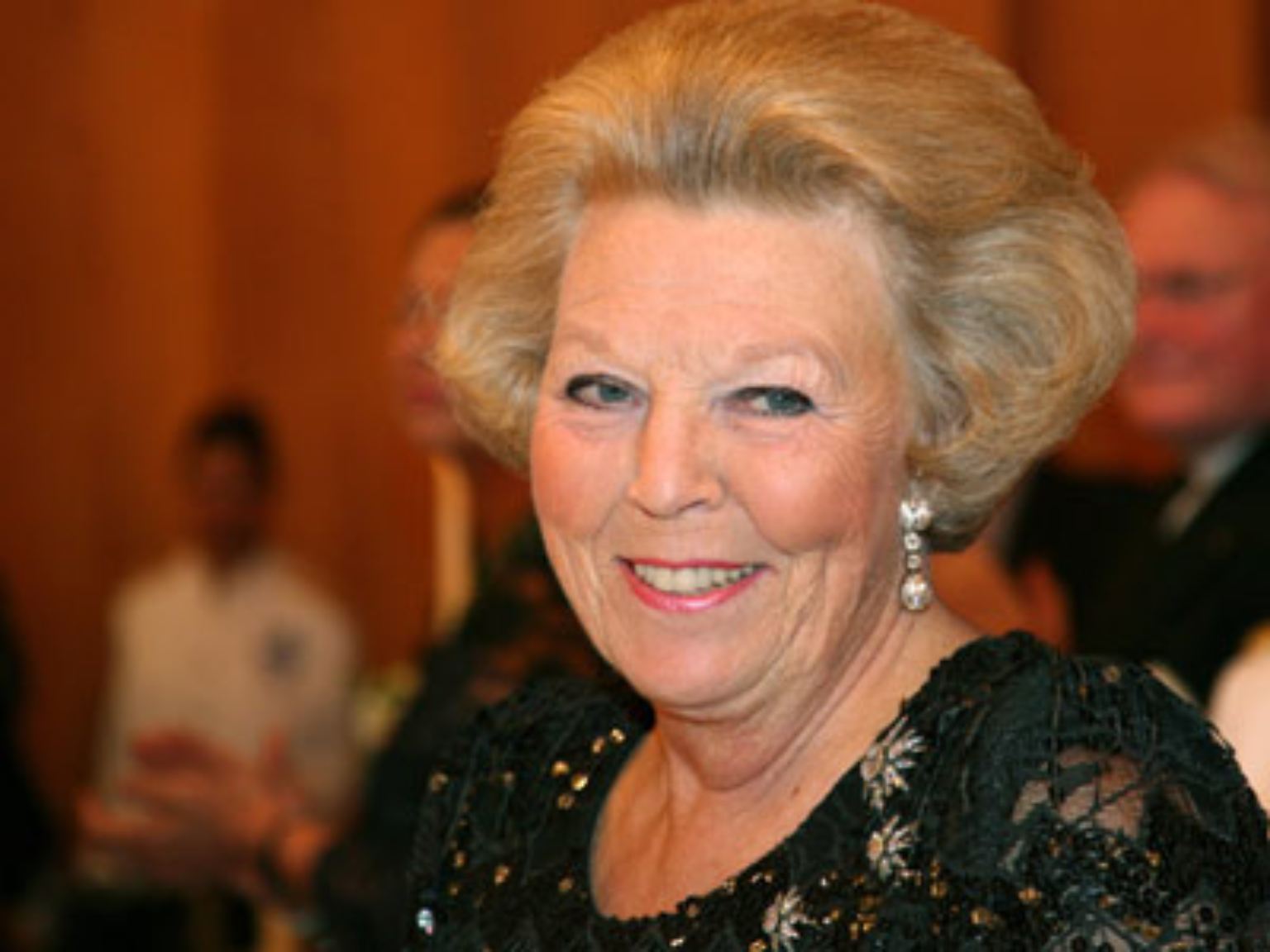Seit April 1980 ist Königin Beatrix im Amt, ...