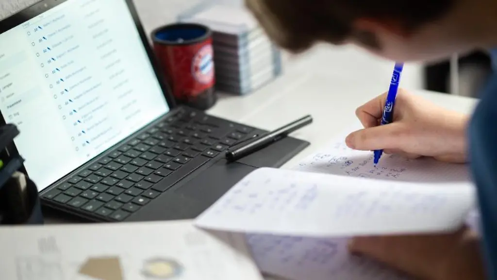 Ein-Schueler-erledigt-Aufgaben-im-Rahmen-des-Homeschooling