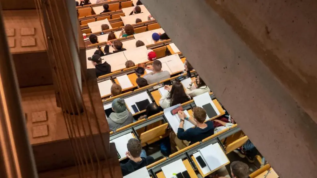 Studierende-nehmen-im-Hoersaal-an-einer-Vorlesung-teil