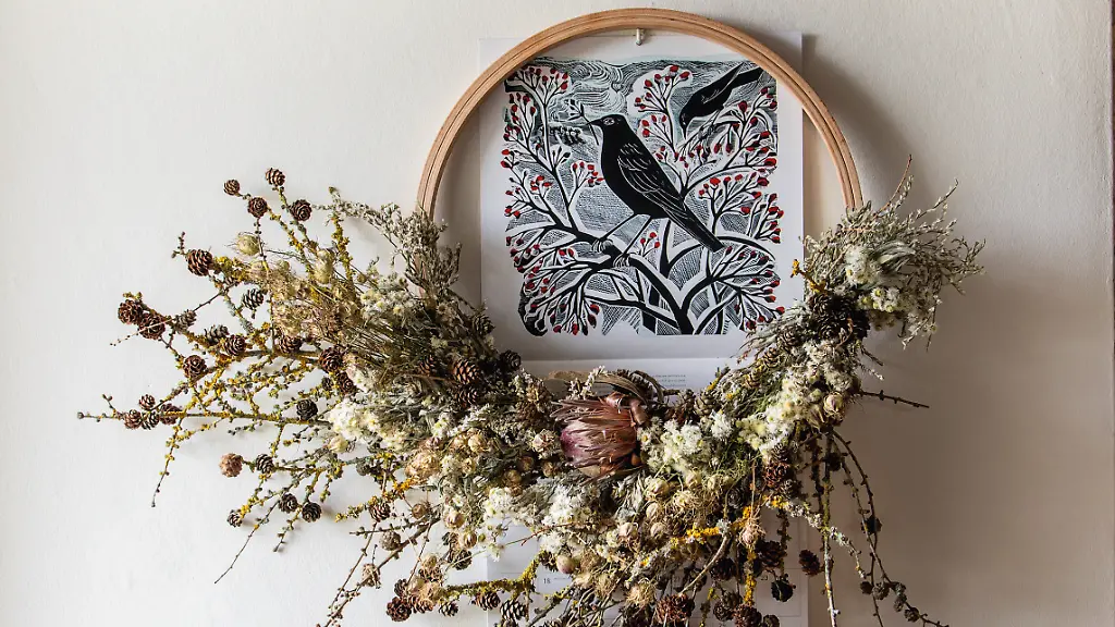 2A8A3120-Kranz-im-Stickrahmen