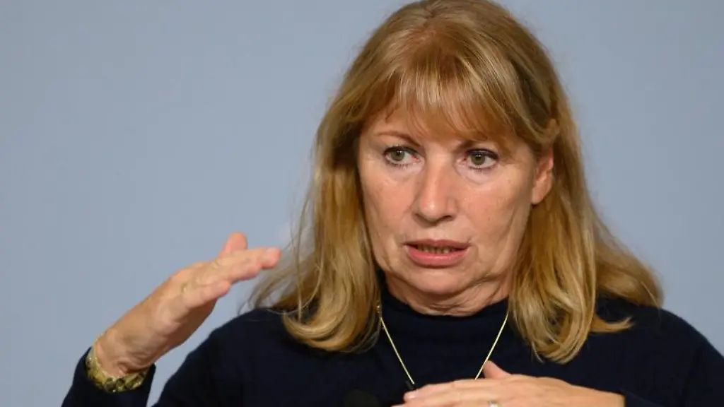 Petra-Koepping-SPD-Gesundheitsministerin-von-Sachsen-gestikuliert
