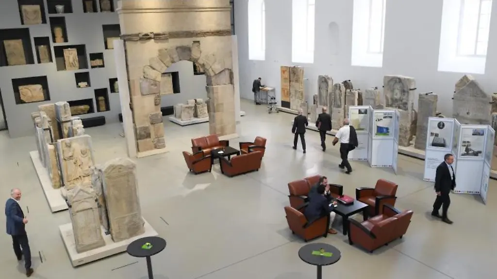 Mitarbeiter-und-Abgeordnete-des-Landtags-Rheinland-Pfalz-gehen-durch-die-Steinhalle