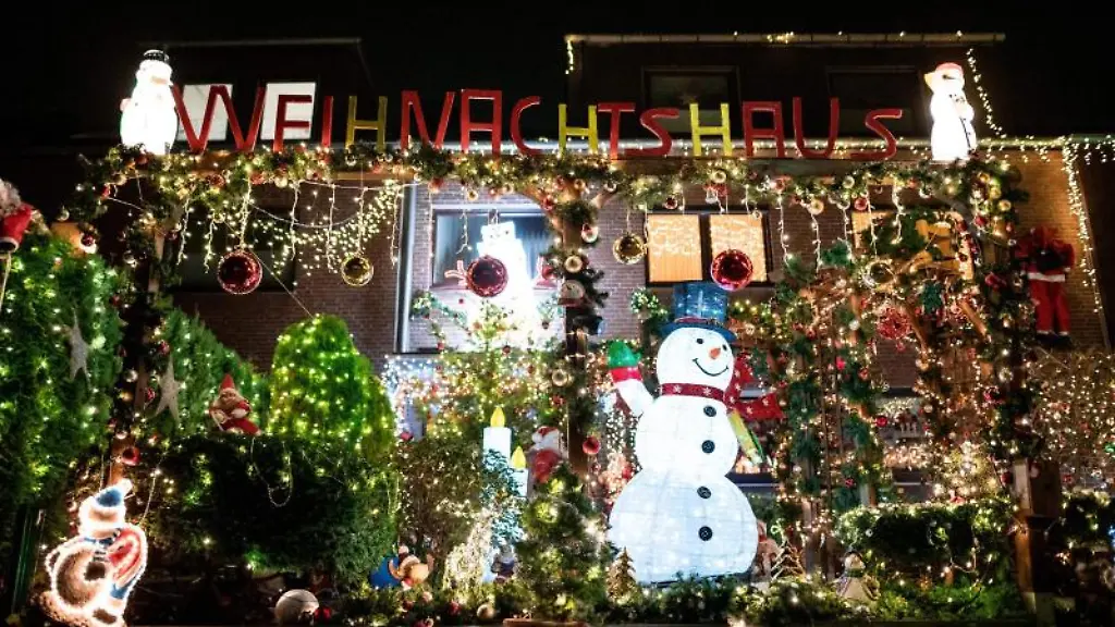 Viele-Lichter-und-viel-Dekoration-zieren-den-Eingang-dieses-Wohnhauses