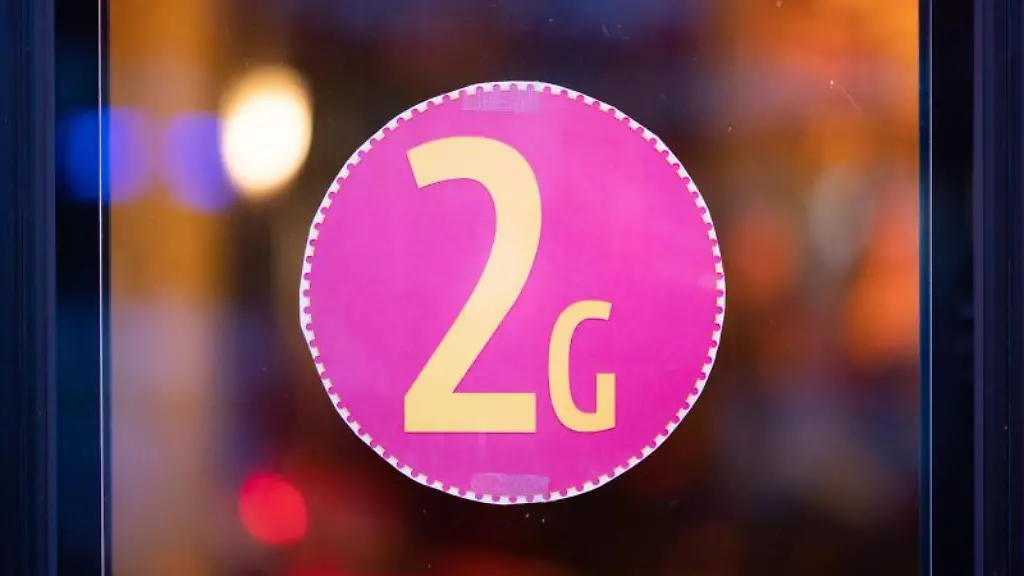 Ein-Aufkleber-an-einer-Glastuer-weist-auf-die-2G-Regel-hin