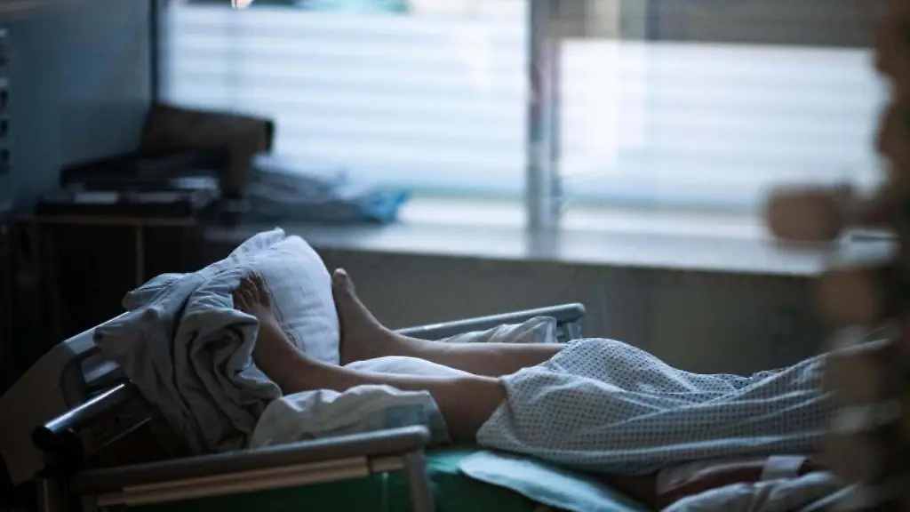 Ein-Patient-liegt-auf-einer-Intensivstation-in-einem-Zimmer