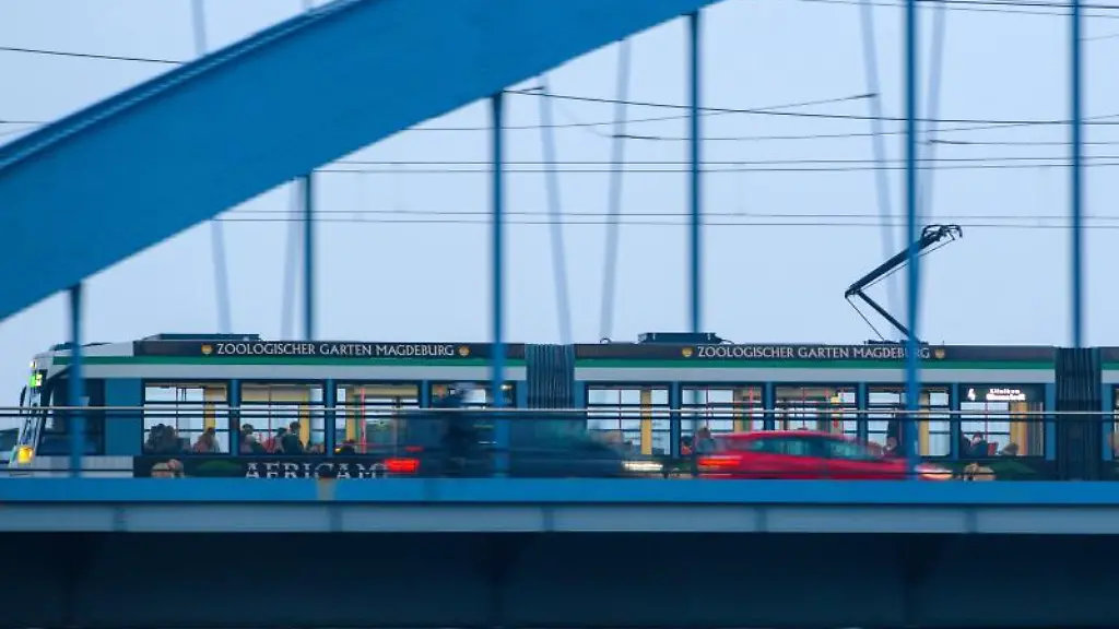 Eine-Strassenbahn-faehrt-ueber-eine-Elbbruecke-In-Bus-und-Bahn-gilt-ab-Mittwoch-3G