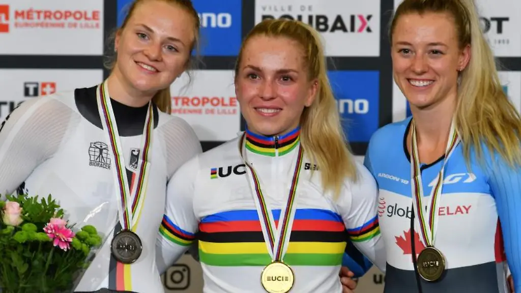 Die-deutsche-Goldmedaillengewinnerin-Emma-Hinze-M-steht-neben-der-Silbermedaillengewinnerin-Lea-Sophie-Friedrich