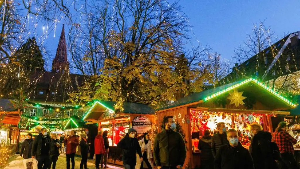 Menschen-stehen-vor-Verkaufsstaenden-auf-dem-Freiburger-Weihnachtsmarkt