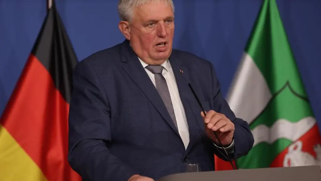 Karl-Josef-Laumann-Gesundheitsminister-von-Nordrhein-Westfalen-spricht-zur-Presse