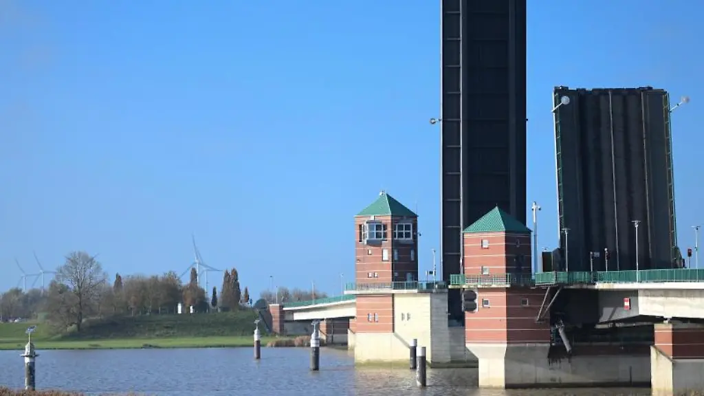 Die-Jann-Berghaus-Bruecke-ueber-die-Ems-ist-hochgeklappt-und-gesperrt