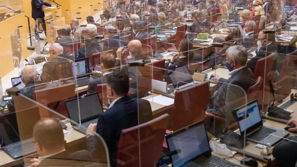 Blick-in-den-Plenarsaal-des-Landtags-von-Bayern