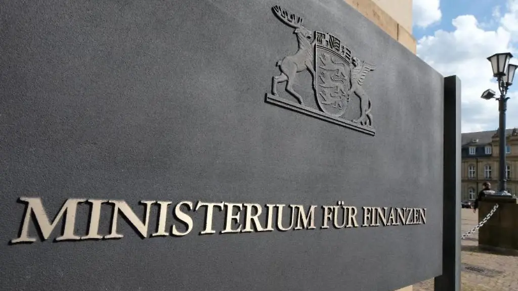 Ein-Schild-mit-dem-Schriftzug-Ministerium-fuer-Finanzen-steht-vor-dem-Finanzministerium