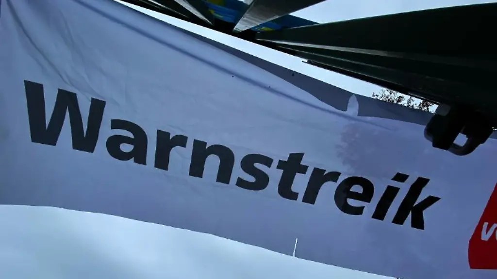 Ein-Transparent-bei-einem-Warnstreik-der-Gewerkschaft-Verdi
