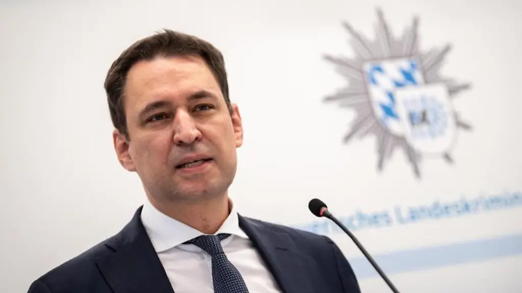 Georg-Eisenreich-CSU-Justizminister-von-Bayern-spricht-auf-einer-Pressekonferenz