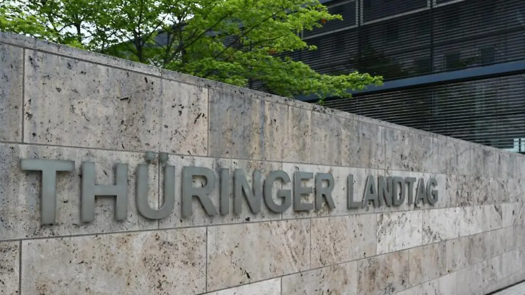 Der-Schriftzug-Thueringer-Landtag-steht-an-der-Mauer-neben-dem-Plenarsaal