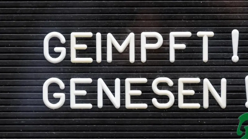 Geimpft-Genesen-steht-auf-einem-Schild-an-einer-Bar