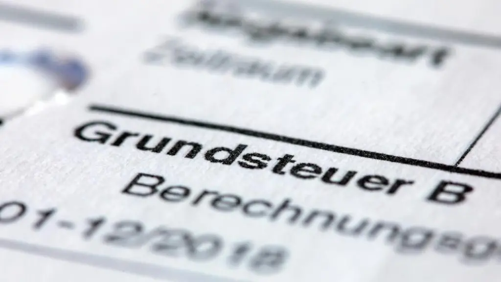 Ein-Abgabenbescheid-fuer-die-Entrichtung-der-Grundsteuer-liegt-auf-einem-Tisch