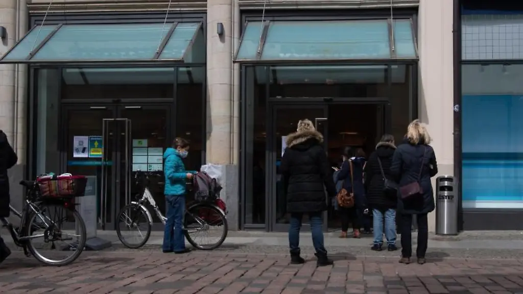 Kunden-warten-vor-dem-Eingang-eines-Geschaefts