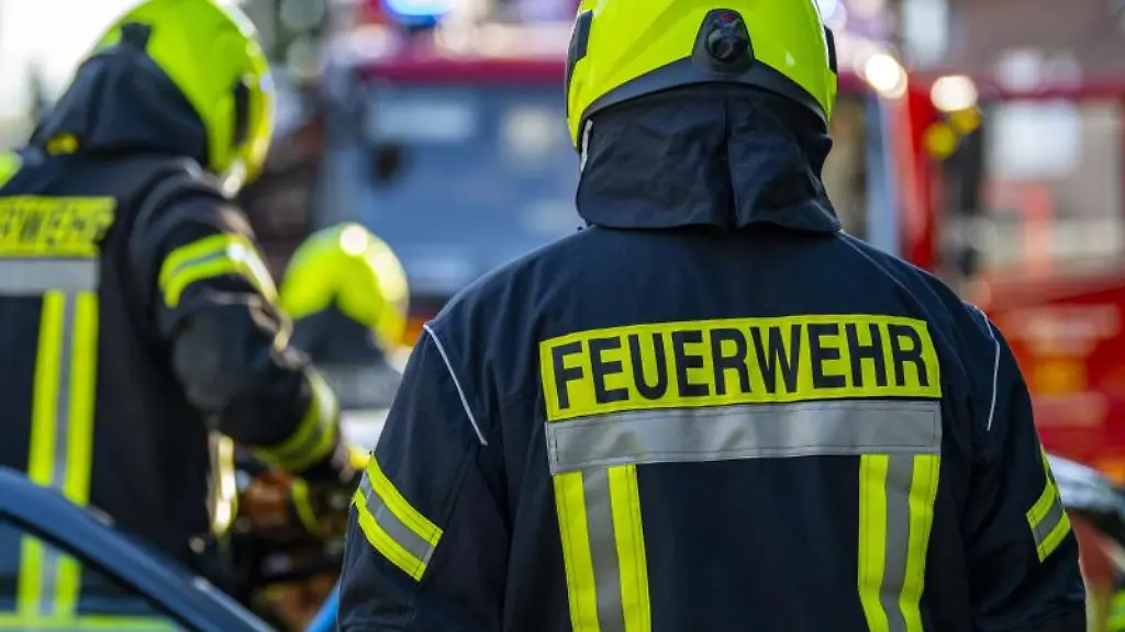 Einsatzkraefte-der-Feuerwehr-in-Schutzkleidung