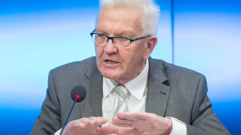 Baden-Wuerttembergs-Ministerpraesident-Winfried-Kretschmann-Gruene-spricht-bei-einer-Pressekonferenz