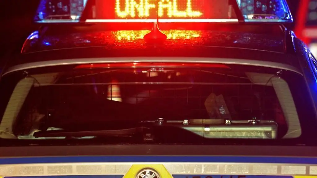 Ein-Streifenwagen-der-Polizei-steht-an-einem-Unfallort