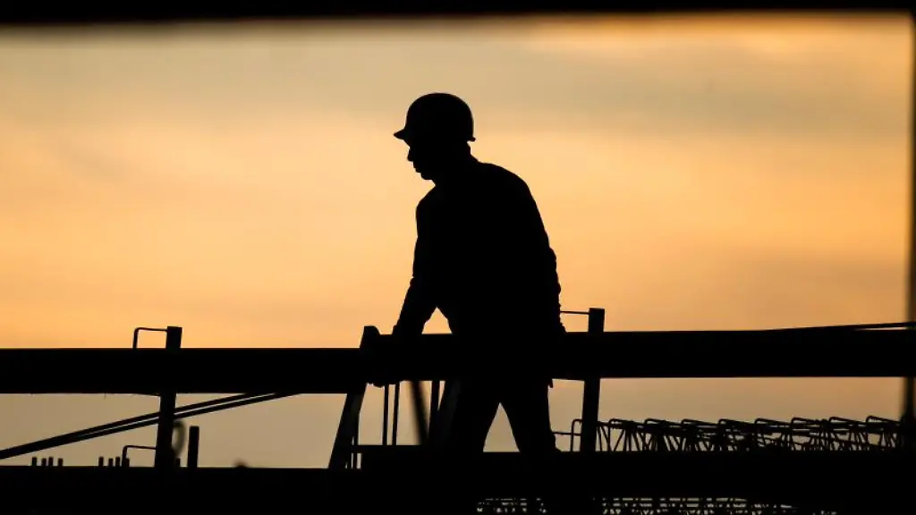 Ein-Arbeiter-geht-ueber-eine-Baustelle