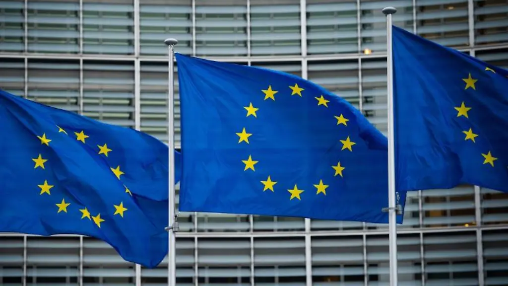Flaggen-der-Europaeischen-Union-wehen-im-Wind-vor-einem-Gebaeude-der-Europaeischen-Kommission-in-Bruessel